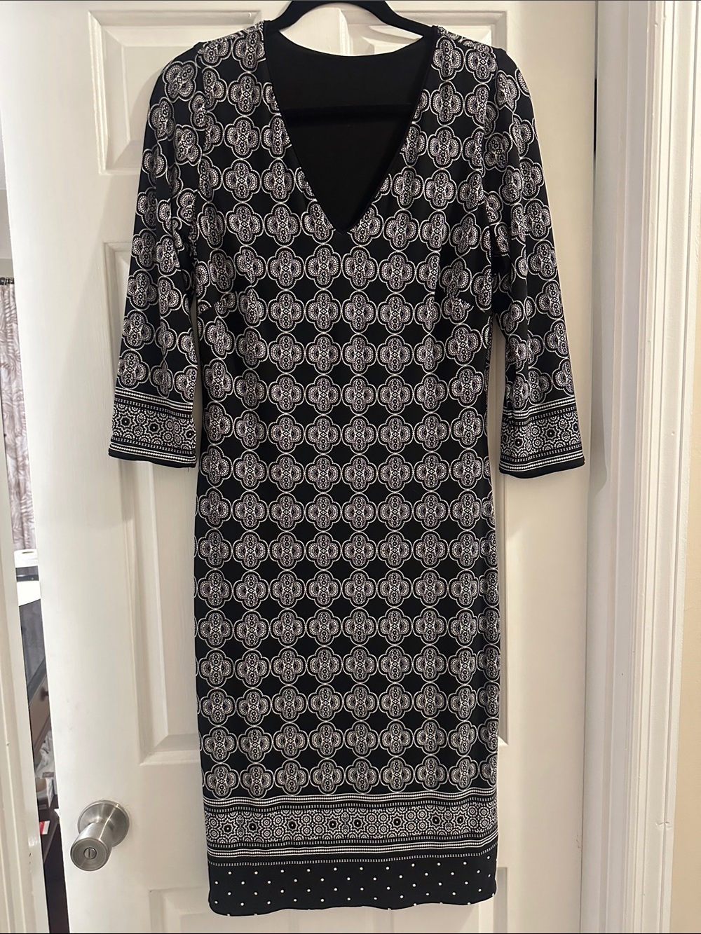White House Black Market Black & White Patterned V-Neck Women's Dress